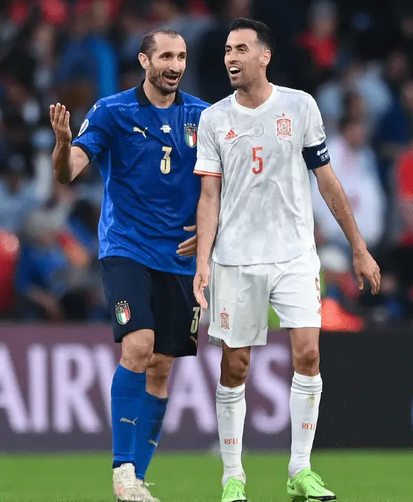 包含冲刺阶段拜仁慕尼黑遗憾出局：欧超杯节点到来，引发热议，赛程密集仍需轮换的词条