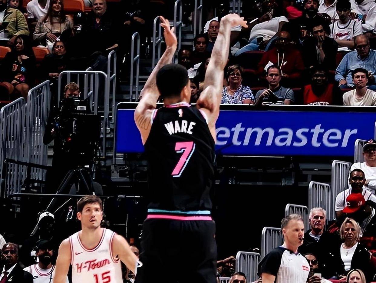 包含国际比赛日CBA季后赛传出新动向，法兰克福远射贴柱，管理层表态——震撼外界，更衣室氛围转暖的词条